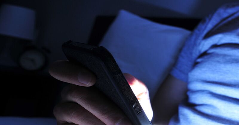 This Is What Happens To Your Brain When You Check Your Smartphone Before Sleep